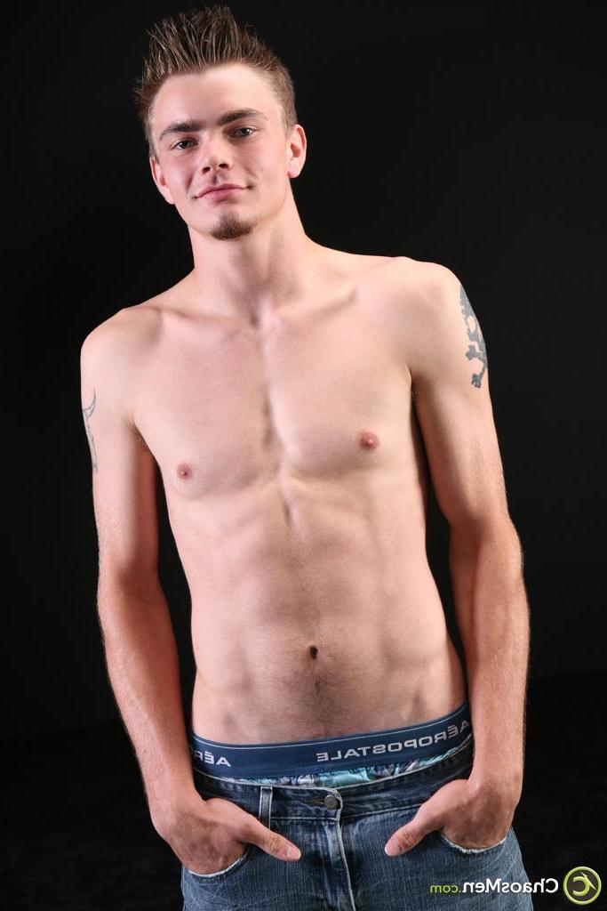 20P El delgado modelo gay von muestra sus abdominales y acaricia su vara en solitario