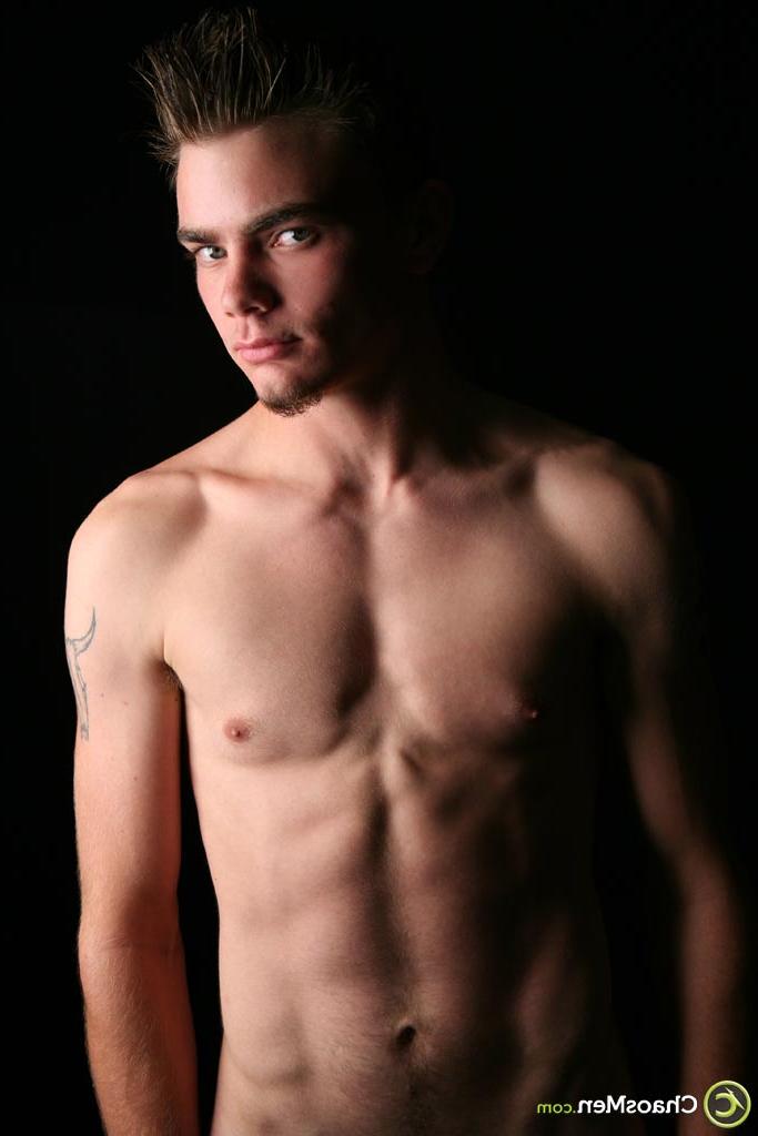 20P El delgado modelo gay von muestra sus abdominales y acaricia su vara en solitario