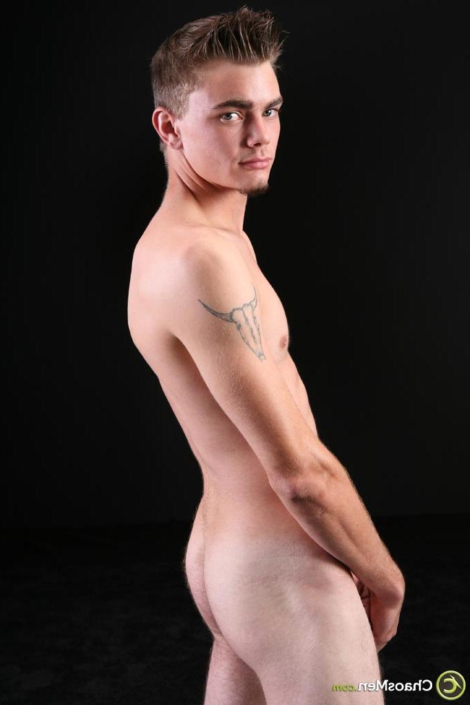 20P El delgado modelo gay von muestra sus abdominales y acaricia su vara en solitario