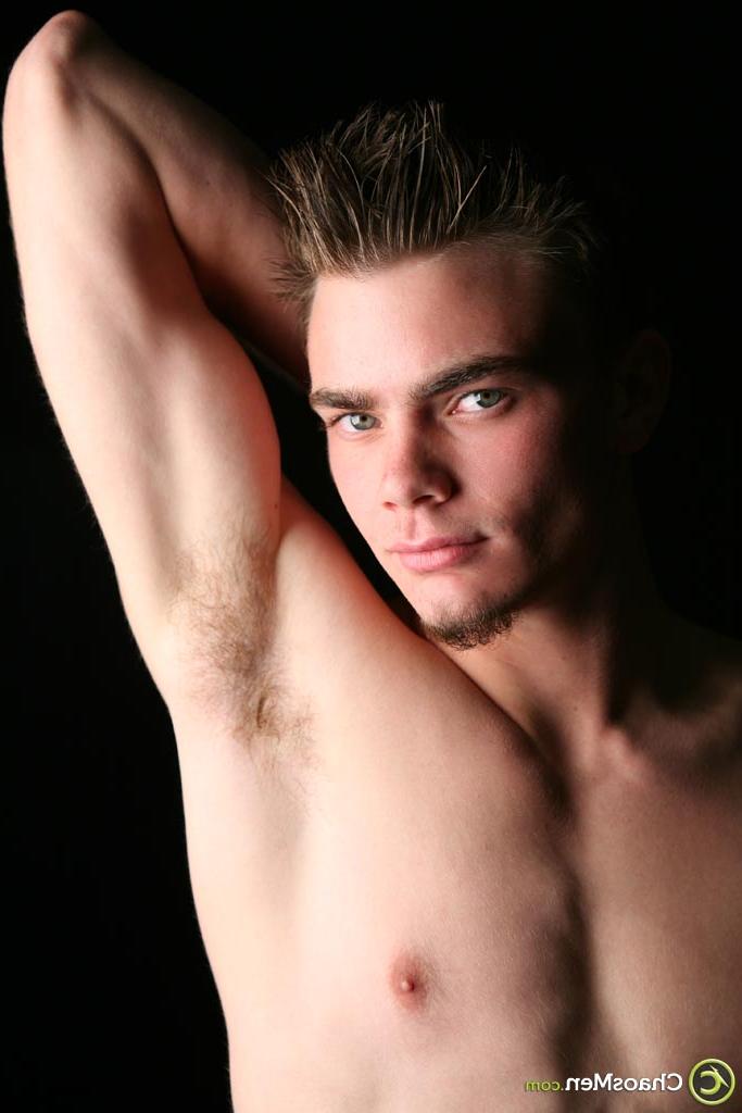 20P El delgado modelo gay von muestra sus abdominales y acaricia su vara en solitario