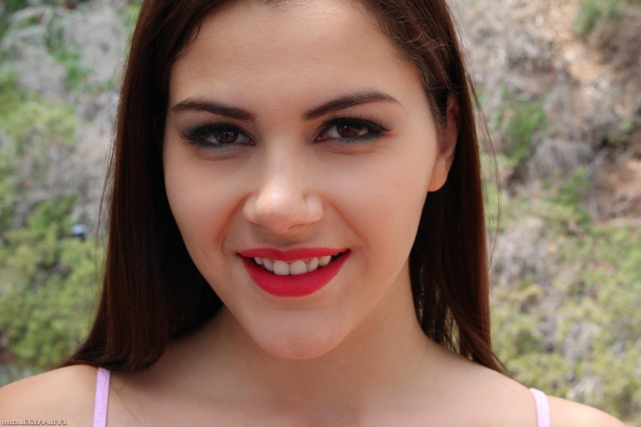 17P A estrela pornográfica gordinha Valentina Nappi revela belos peitos e abre a bunda grande ao sol