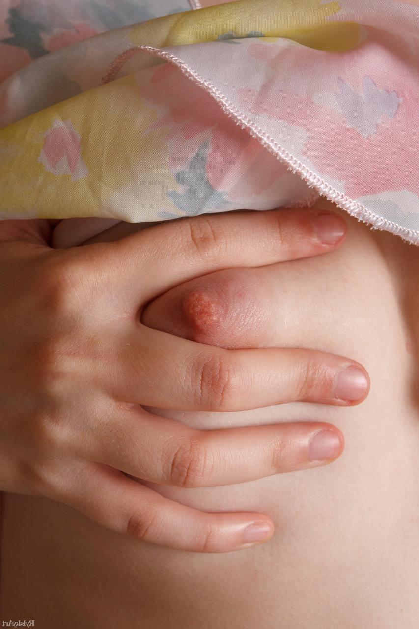 16P Doce jovem Sienna com mamilos inchados e empinados espalhando sua linda buceta e bunda