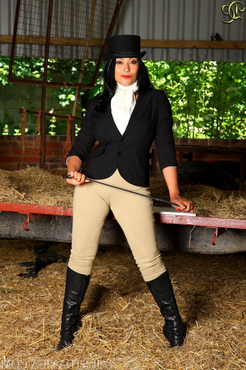 12P Die heiße MILF Danica Collins arbeitet ohne Reitbekleidung auf einem Bauernhof