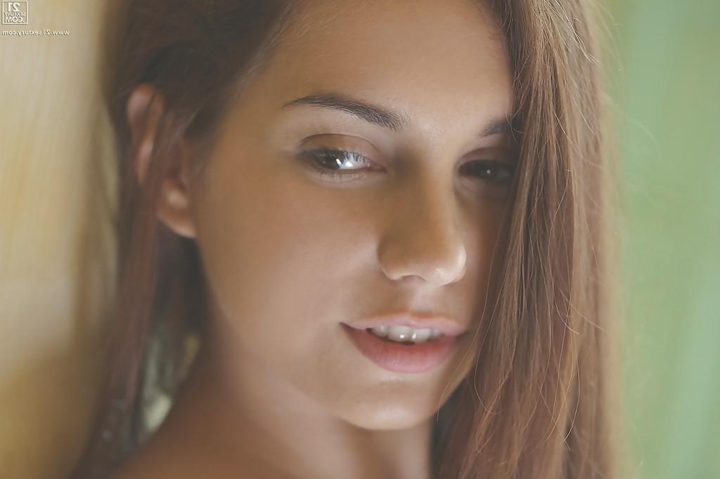 16P Close up shots da adolescente europeia Jenny Glam se masturbando sua buceta