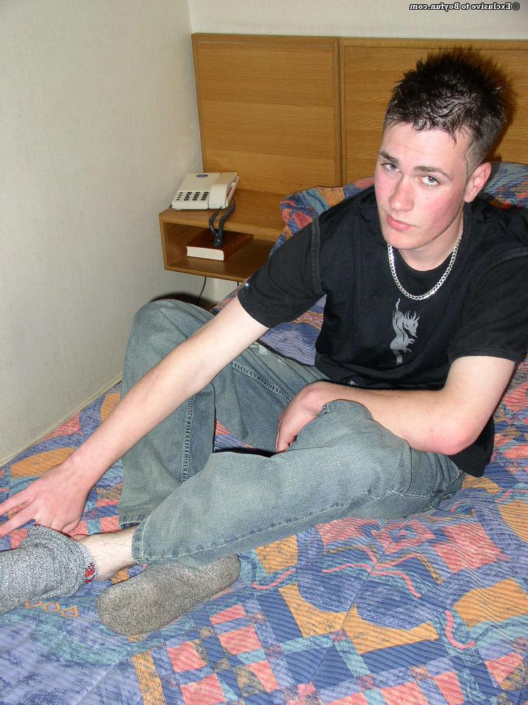 20P El flaco chico blanco Kevin Nightingale muestra su polla peluda en la cama