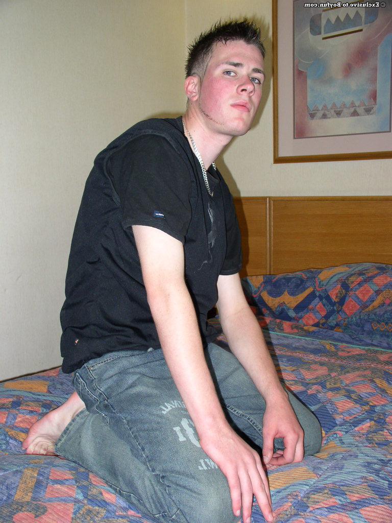 20P El flaco chico blanco Kevin Nightingale muestra su polla peluda en la cama