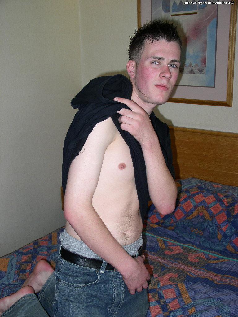 20P El flaco chico blanco Kevin Nightingale muestra su polla peluda en la cama