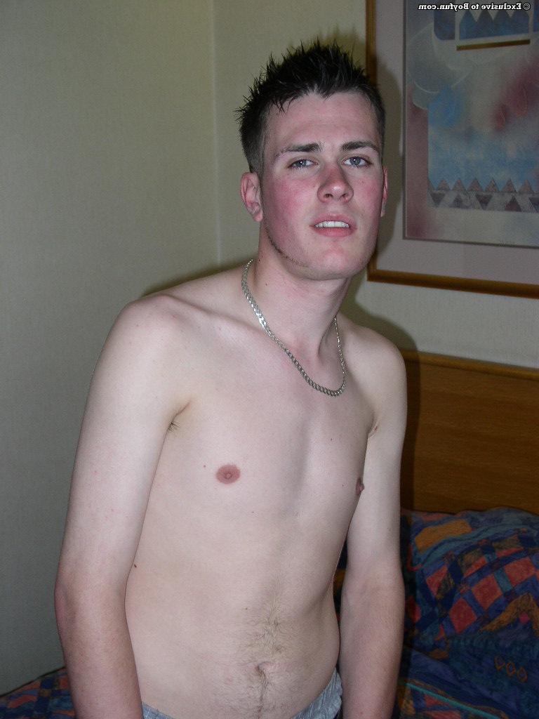 20P El flaco chico blanco Kevin Nightingale muestra su polla peluda en la cama