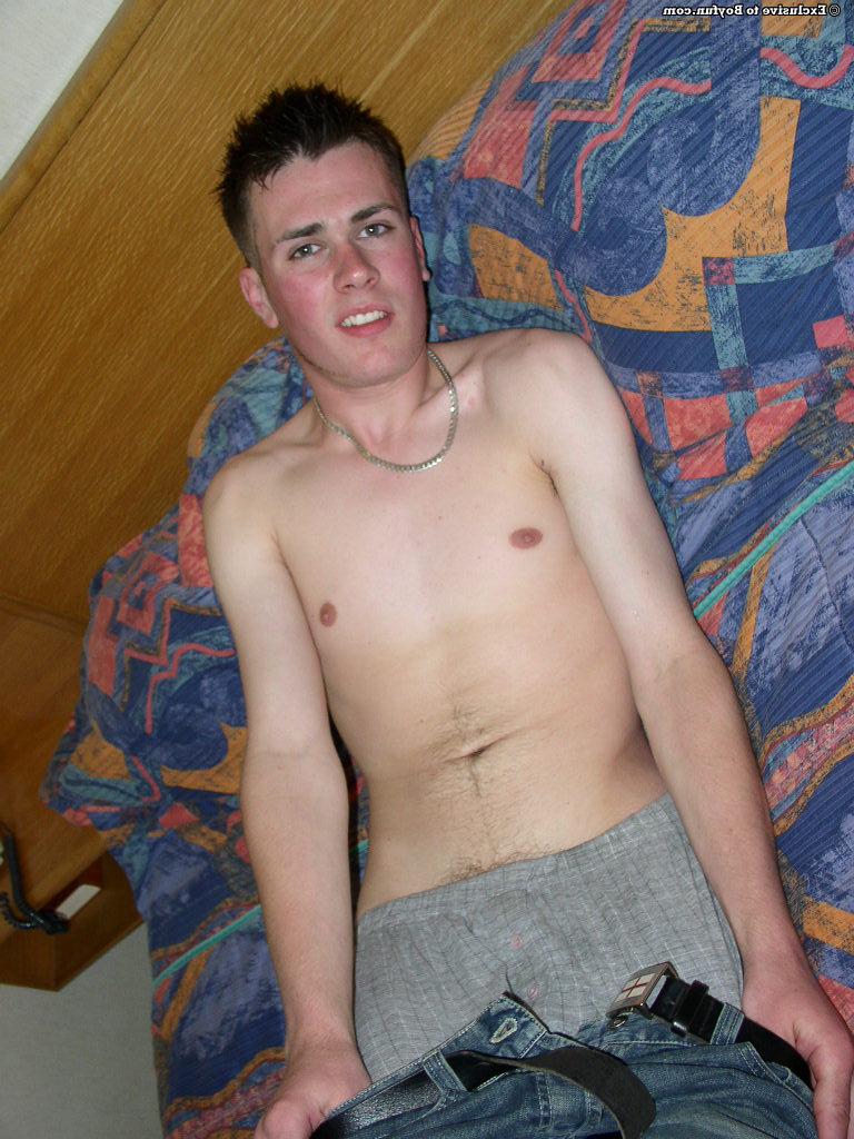 20P El flaco chico blanco Kevin Nightingale muestra su polla peluda en la cama