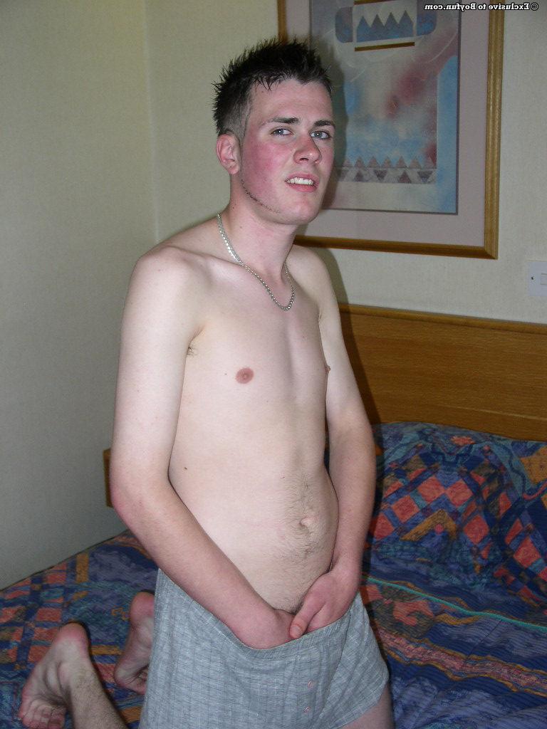 20P El flaco chico blanco Kevin Nightingale muestra su polla peluda en la cama