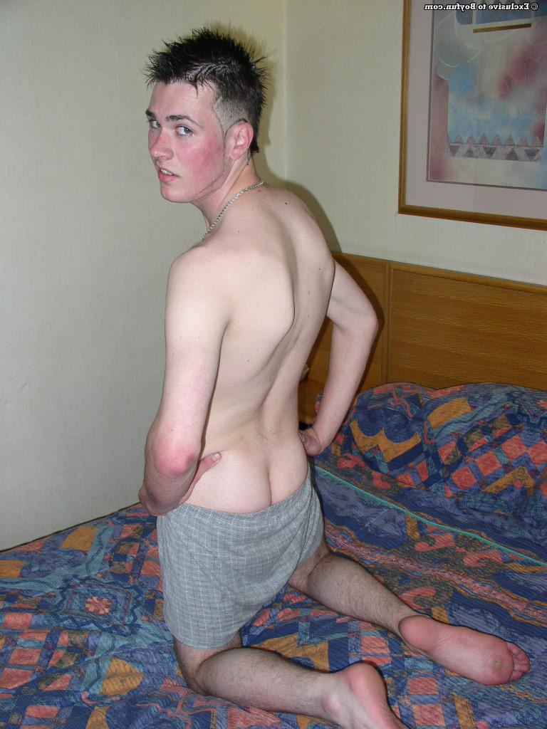 20P El flaco chico blanco Kevin Nightingale muestra su polla peluda en la cama