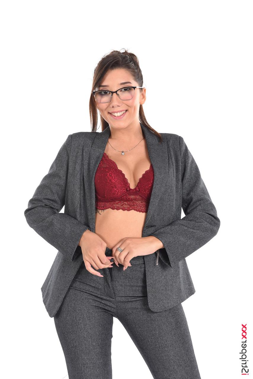 15P A garota solo Layla Scarlett acaba com o traje de negócios antes de ficar nua
