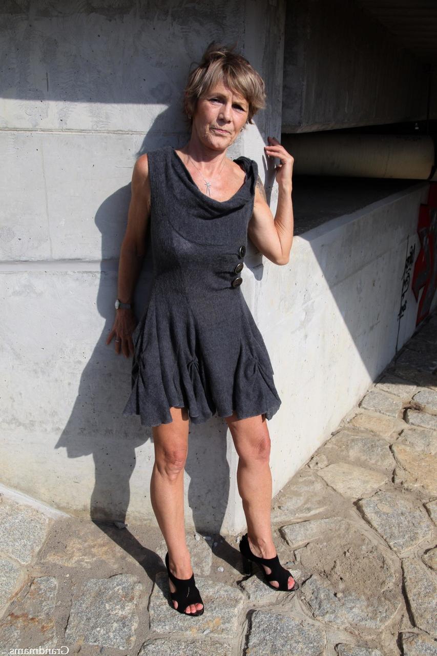 20P Die verlorene Oma Irenka S bekommt im Freien ihre Titten gequetscht und in den Mund gefickt
