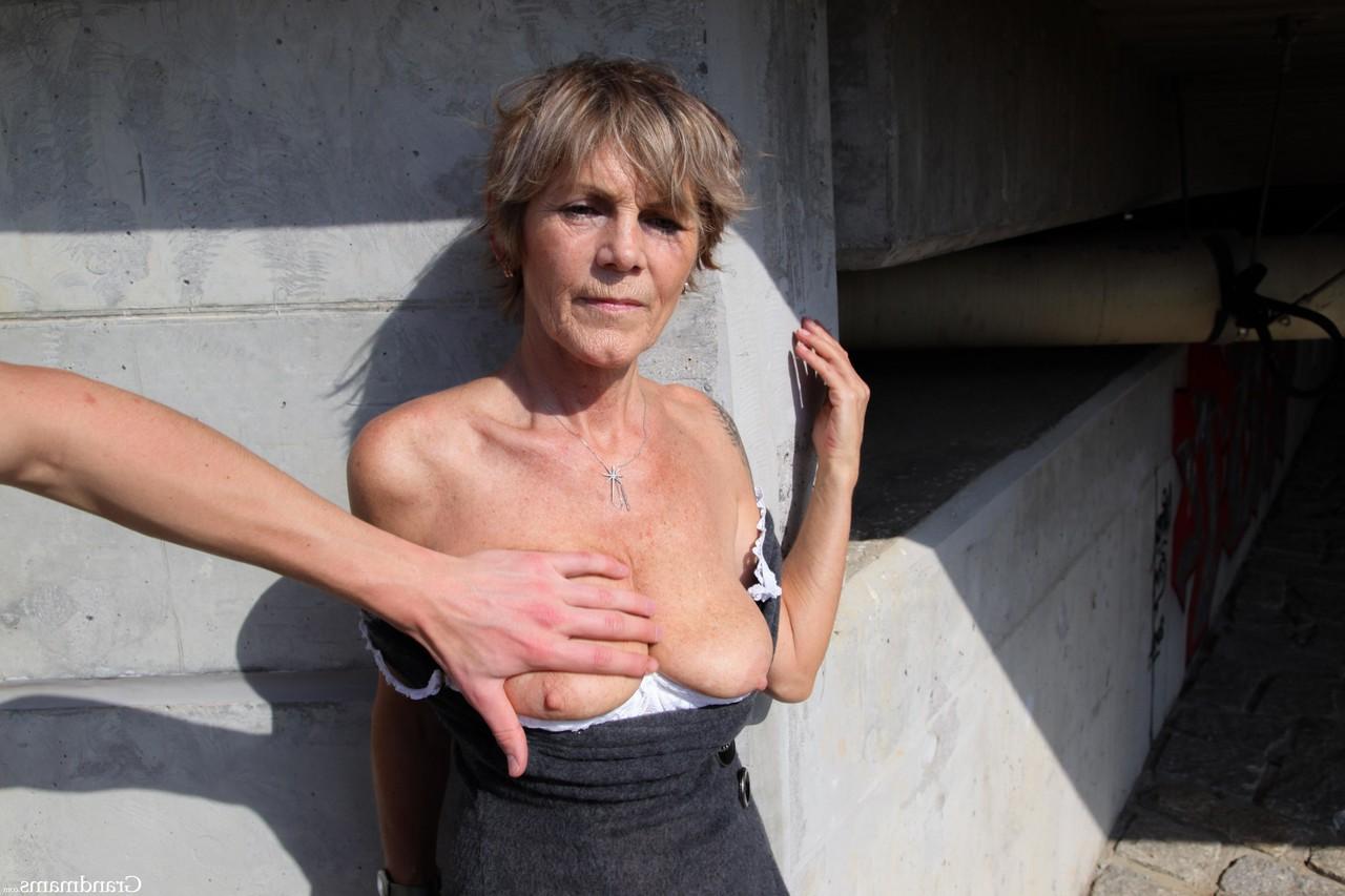 20P Die verlorene Oma Irenka S bekommt im Freien ihre Titten gequetscht und in den Mund gefickt