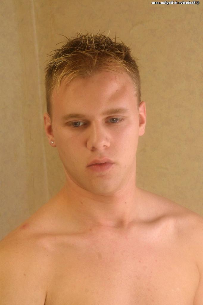 20P El lindo gay Zach expone su cuerpo y su polla antes de masturbarse en una cama