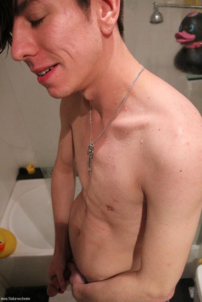 20P Die dünne, schwule Brünette Nic Naughty wichst seinen erigierten Schwanz und fingert seinen Arsch