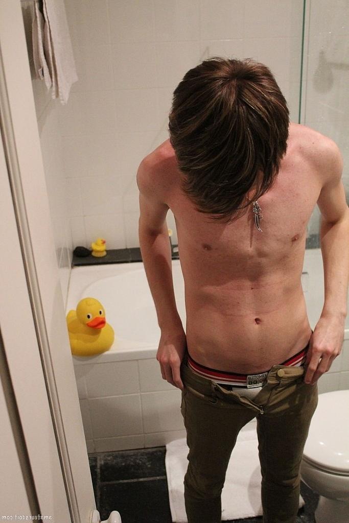 20P Die dünne, schwule Brünette Nic Naughty wichst seinen erigierten Schwanz und fingert seinen Arsch