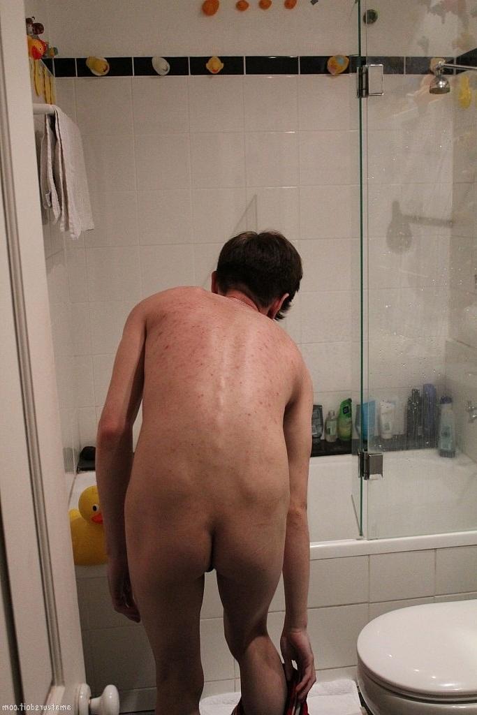 20P Die dünne, schwule Brünette Nic Naughty wichst seinen erigierten Schwanz und fingert seinen Arsch