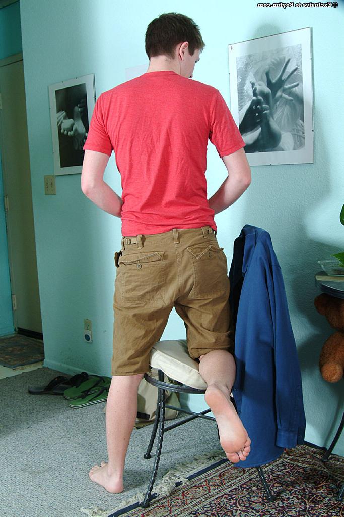 20P O jovem gay Derrek tira e acaricia seu pau peludo até ejacular