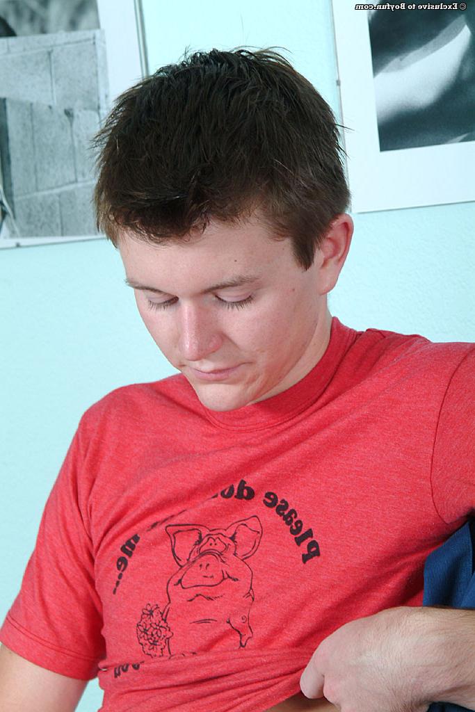 20P O jovem gay Derrek tira e acaricia seu pau peludo até ejacular
