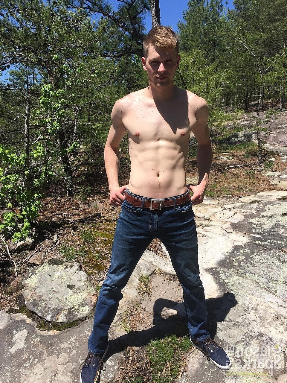 20P Ty Thomas, la bombasse gay qui s'ennuie, se déshabille dans la nature et montre son corps maigre et sa grosse bite