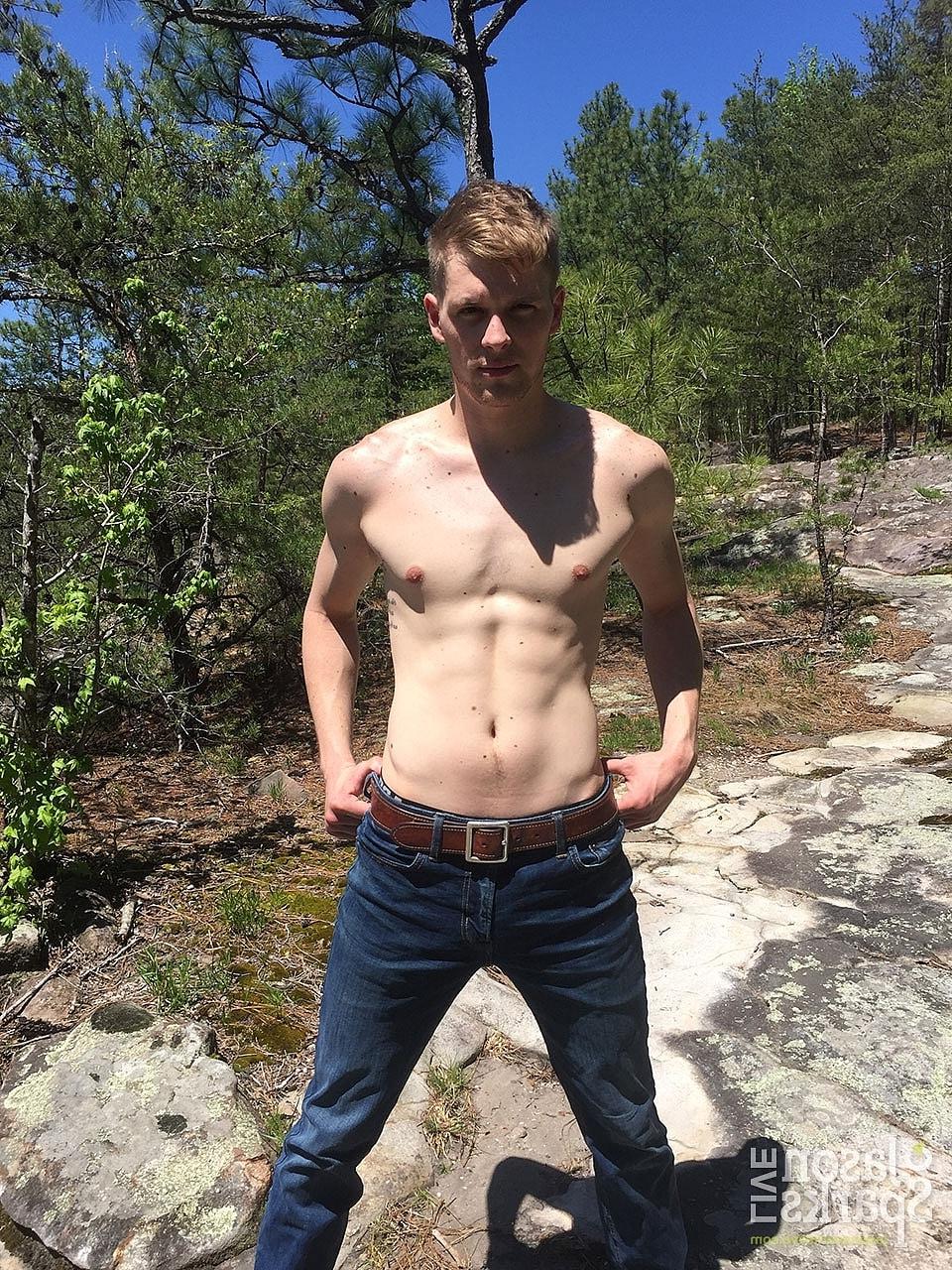 20P Ty Thomas, la bombasse gay qui s'ennuie, se déshabille dans la nature et montre son corps maigre et sa grosse bite