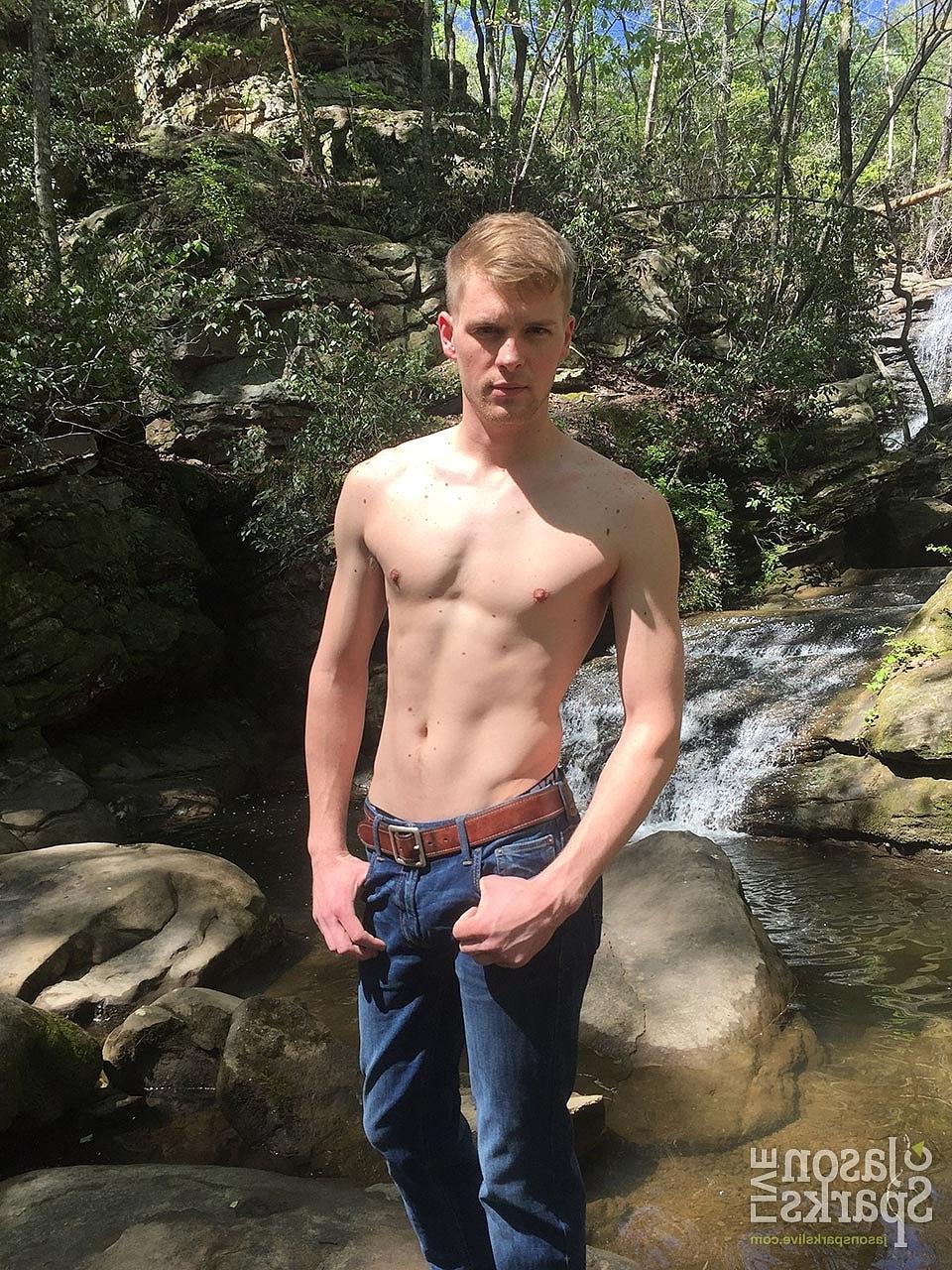 20P Ty Thomas, la bombasse gay qui s'ennuie, se déshabille dans la nature et montre son corps maigre et sa grosse bite