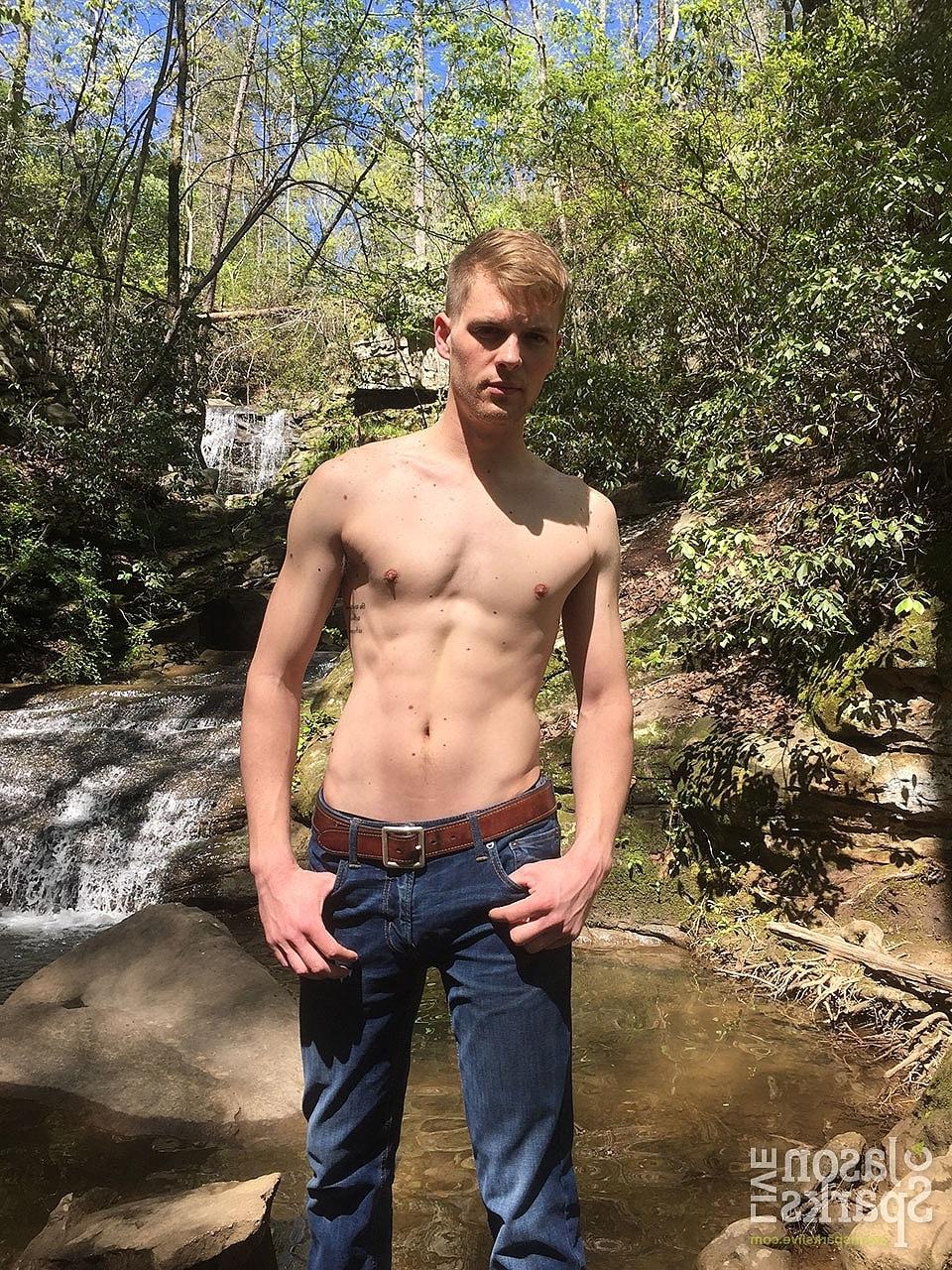 20P Ty Thomas, la bombasse gay qui s'ennuie, se déshabille dans la nature et montre son corps maigre et sa grosse bite