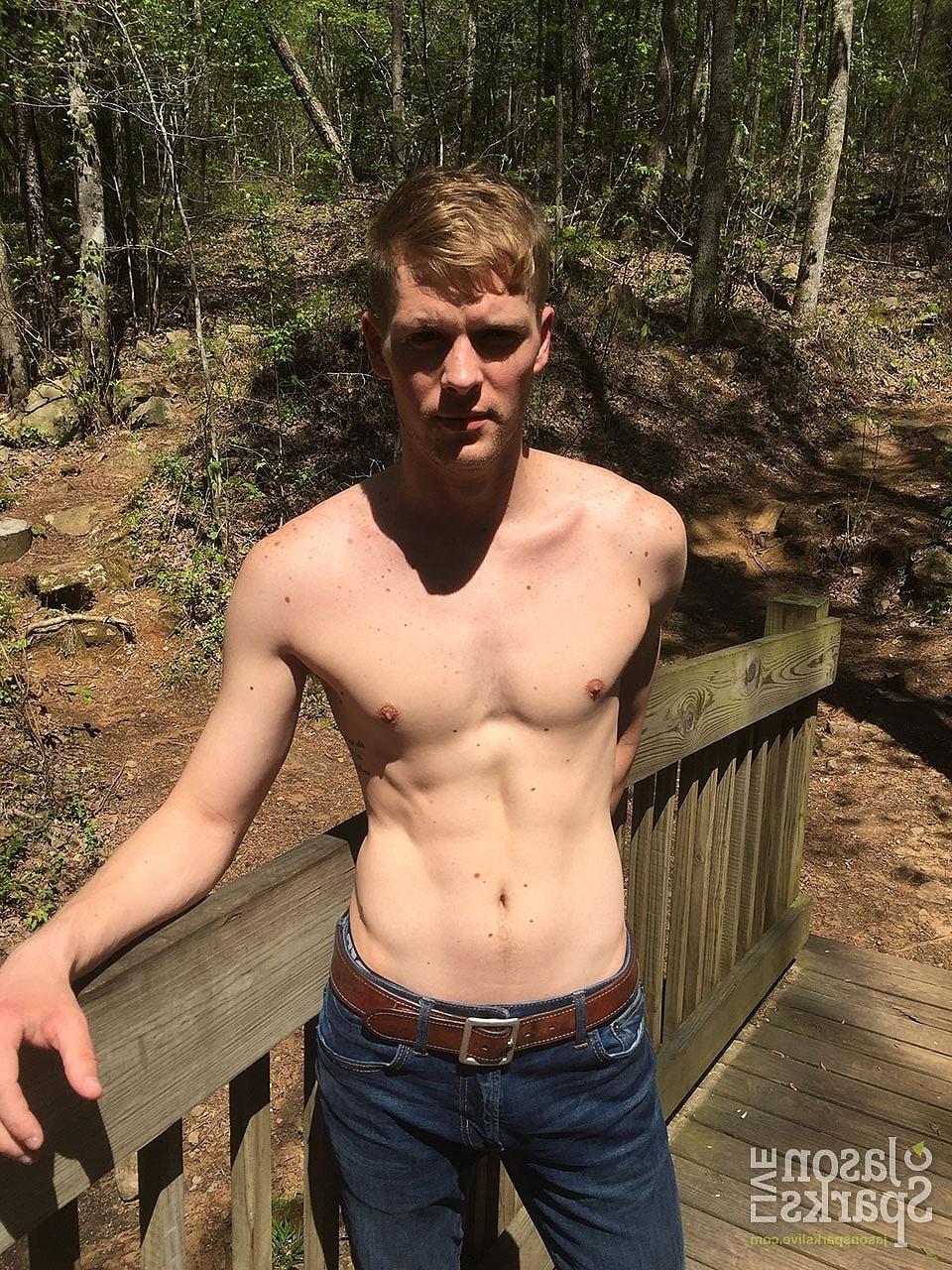 20P Ty Thomas, la bombasse gay qui s'ennuie, se déshabille dans la nature et montre son corps maigre et sa grosse bite