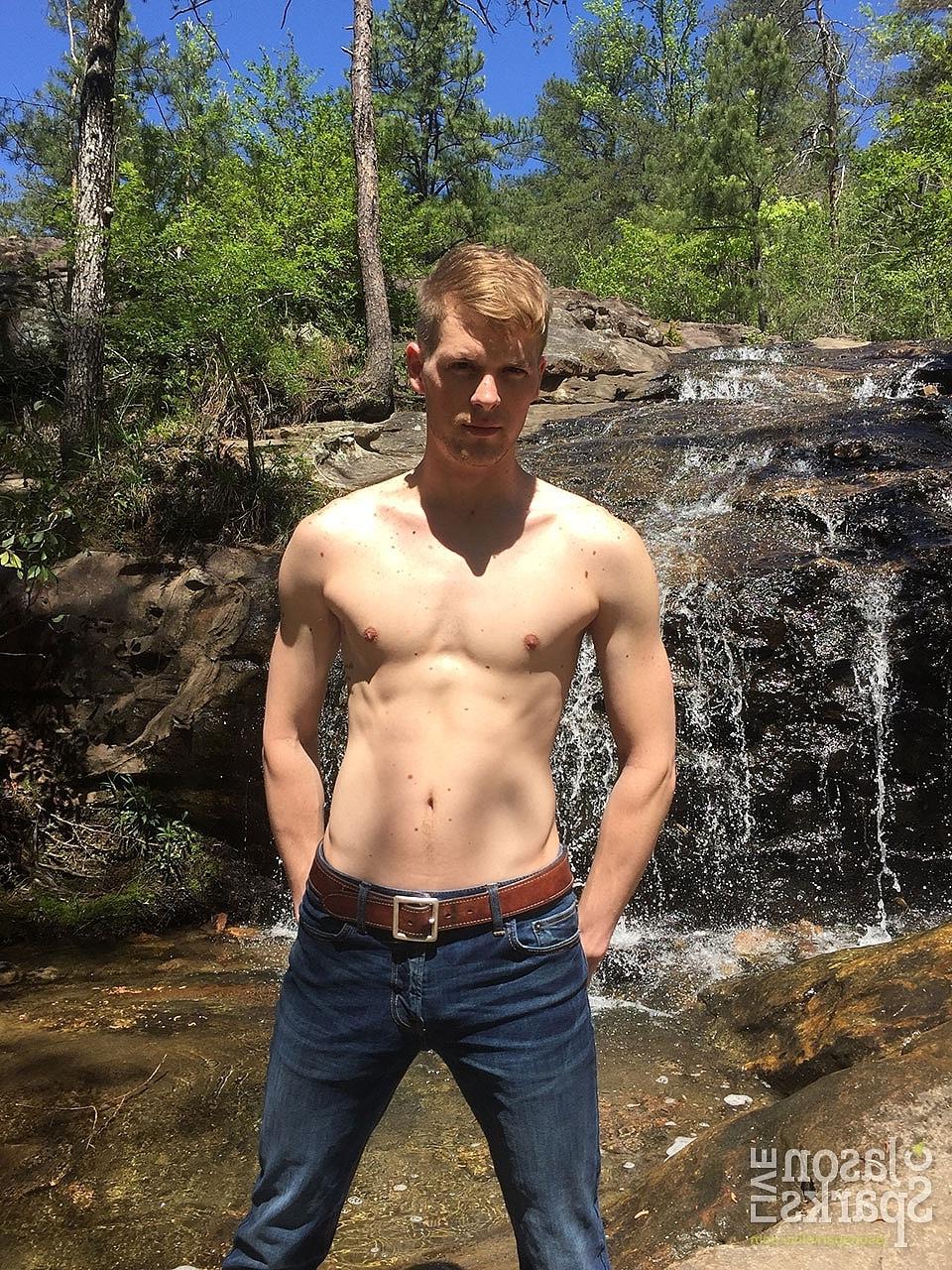 20P Ty Thomas, la bombasse gay qui s'ennuie, se déshabille dans la nature et montre son corps maigre et sa grosse bite