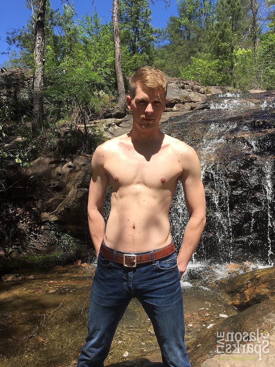 20P Ty Thomas, la bombasse gay qui s'ennuie, se déshabille dans la nature et montre son corps maigre et sa grosse bite