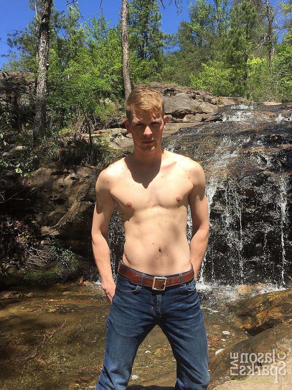 20P Ty Thomas, la bombasse gay qui s'ennuie, se déshabille dans la nature et montre son corps maigre et sa grosse bite