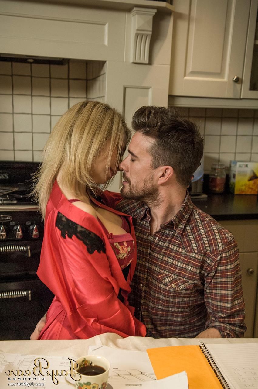 14P La esposa rubia Chessie Kay dirige la atención de su hombre al sexo con lencería y bata calientes