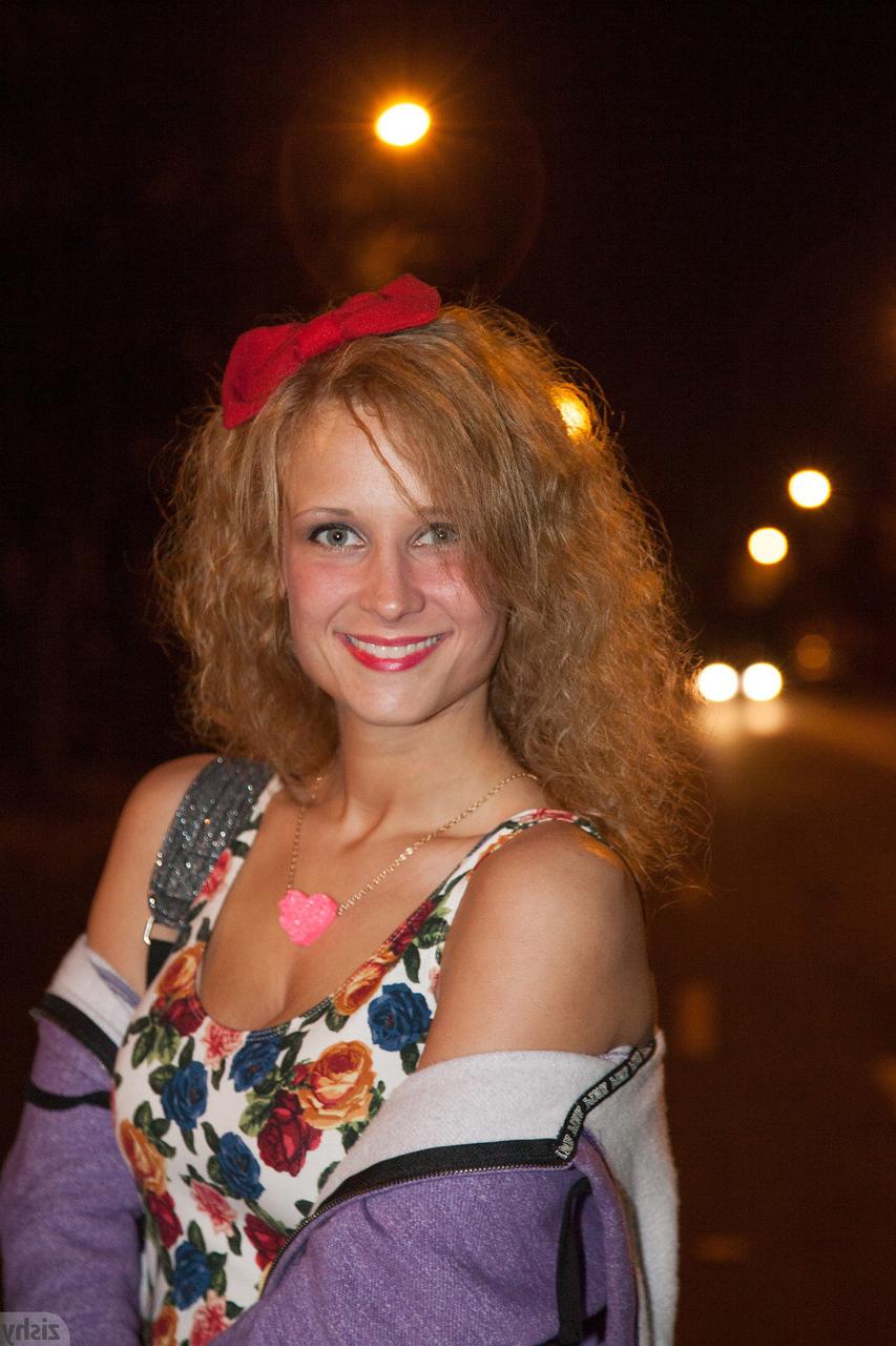 12P Die lockige Teenagerin Alice Wonder zeigt nachts ihre Unterwäsche und posiert in der Öffentlichkeit