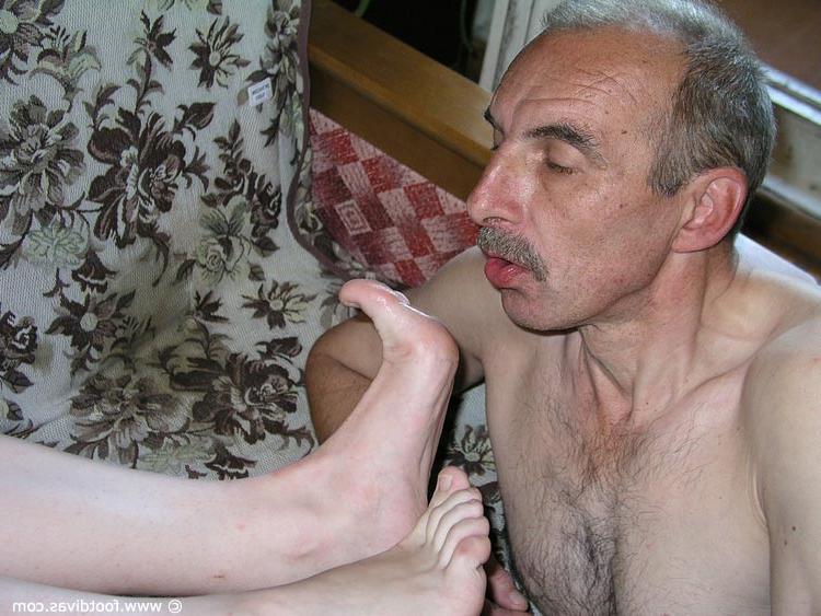 15P Une femme de race blanche a les pieds adorés par un vieil homme en lisant un livre