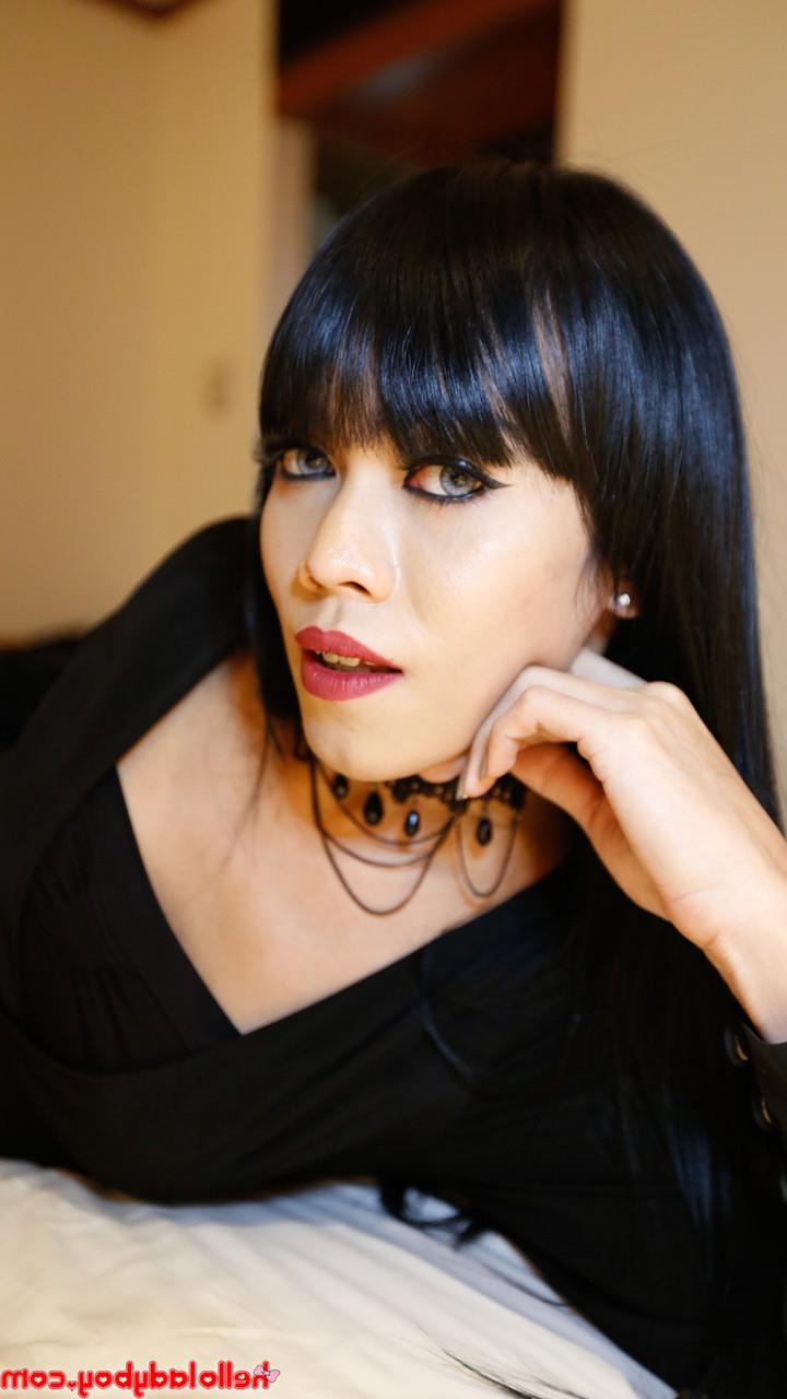 20P A travesti de cabelos escuros Yammy tira o vestido e posa em lingerie