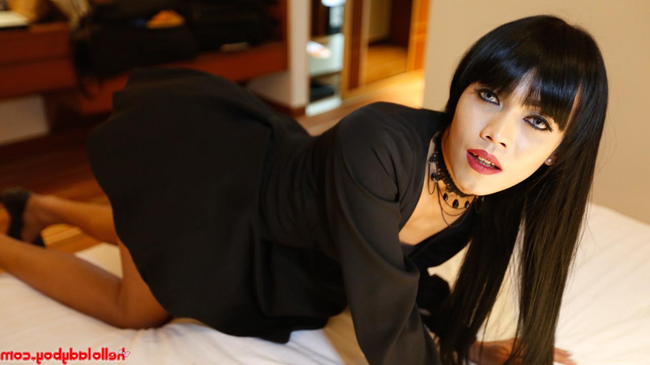 20P A travesti de cabelos escuros Yammy tira o vestido e posa em lingerie