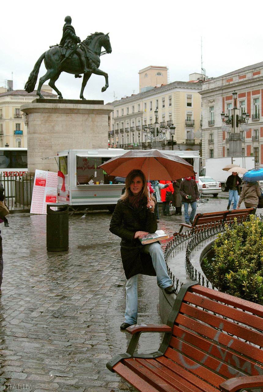 20P La encantadora sara a muestra sus hermosas tetas con pezones hinchados