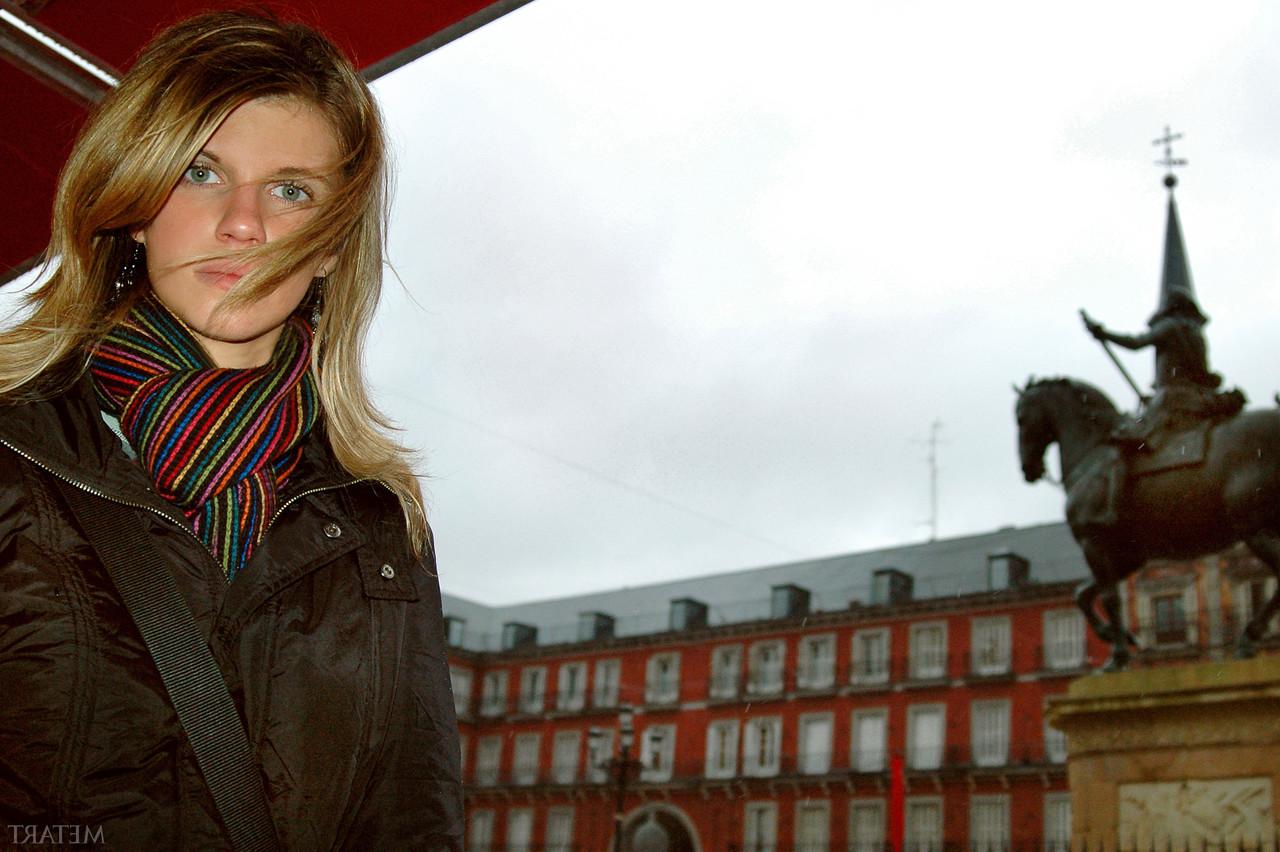 20P La encantadora sara a muestra sus hermosas tetas con pezones hinchados