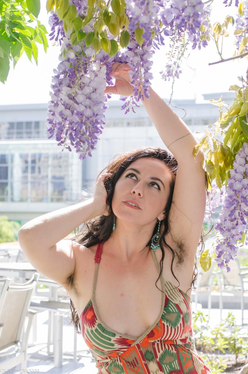 20P A corpulenta amadora Nikki Silver exibindo suas axilas peludas em um vestido sexy