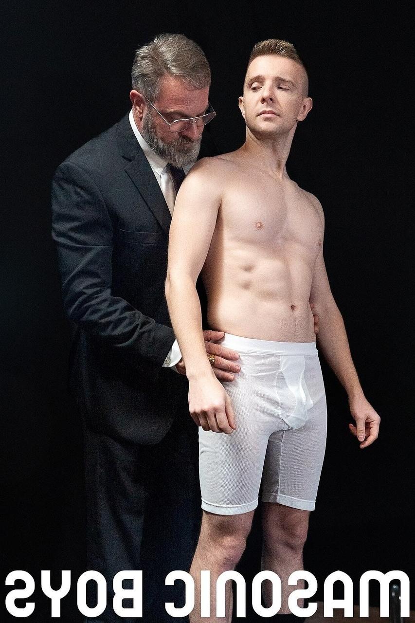 20P Voyeurs gays assistem ao jovem aprendiz Shepard recebendo uma surra anal completa