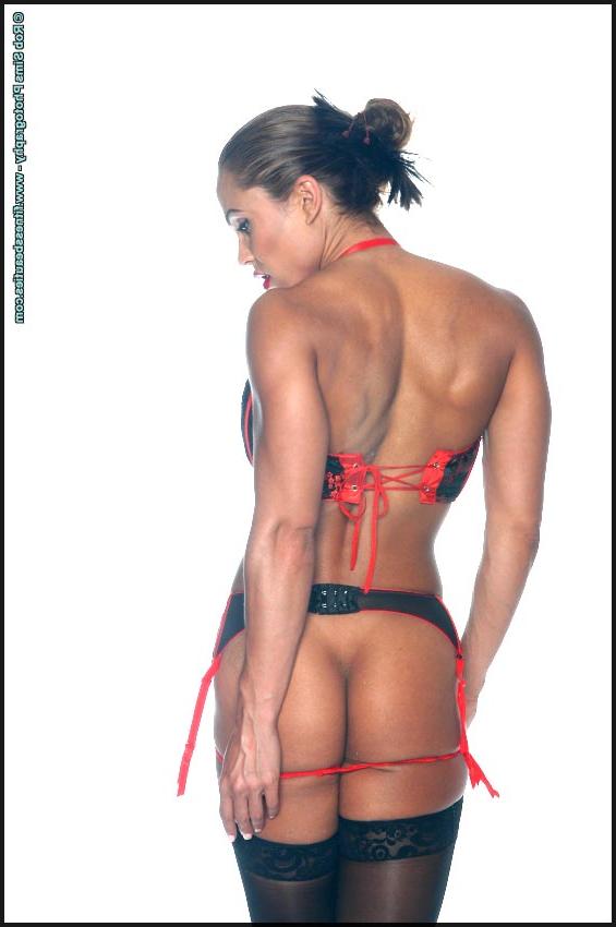 15P La fille sexy Dina Al Sabah se donne une flagellation tout en changeant de tenue.