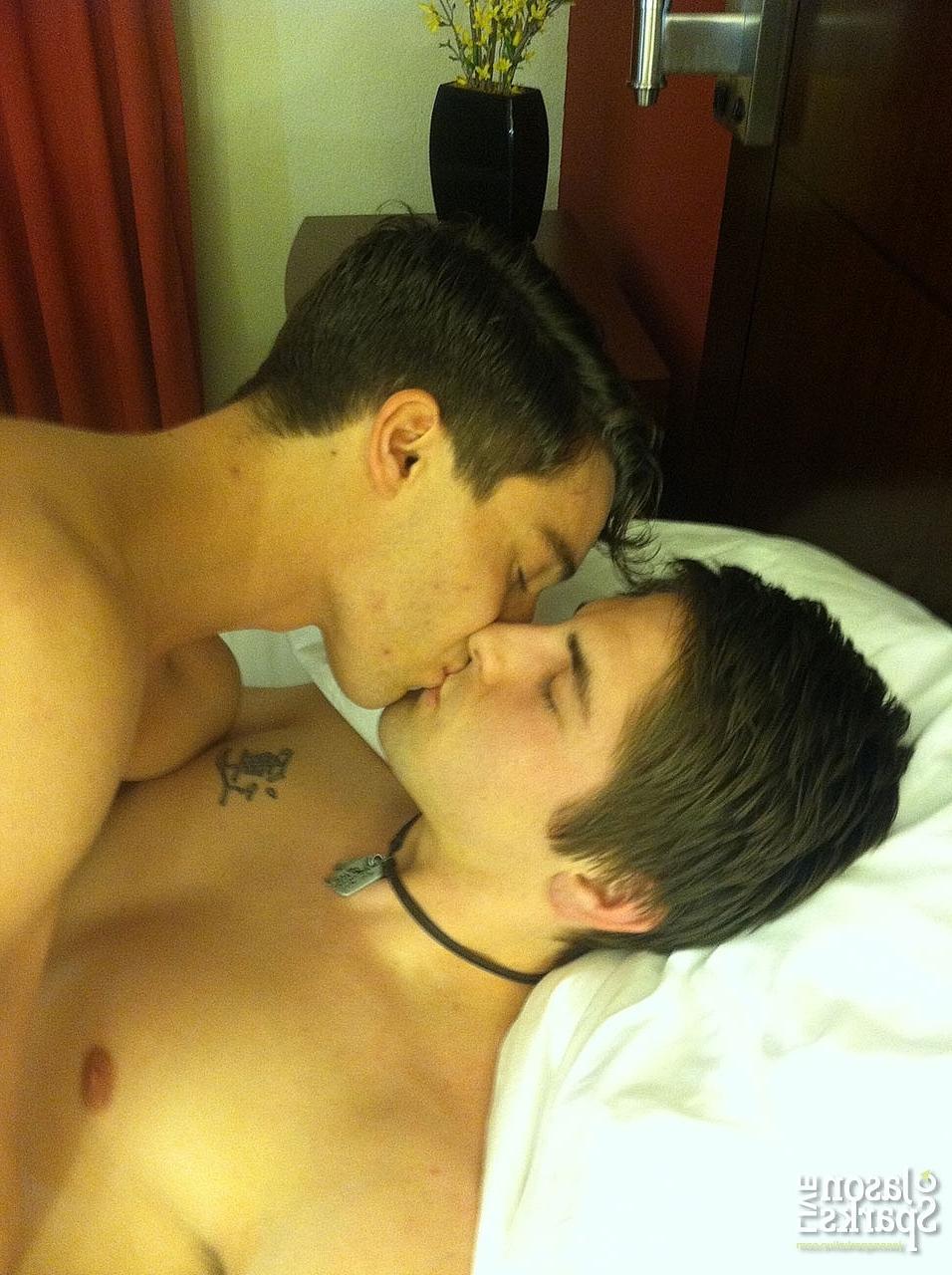 20P Garotos gays gostosos Jake Bolton e Tyler Morgan se beijam apaixonadamente e fazem sexo anal