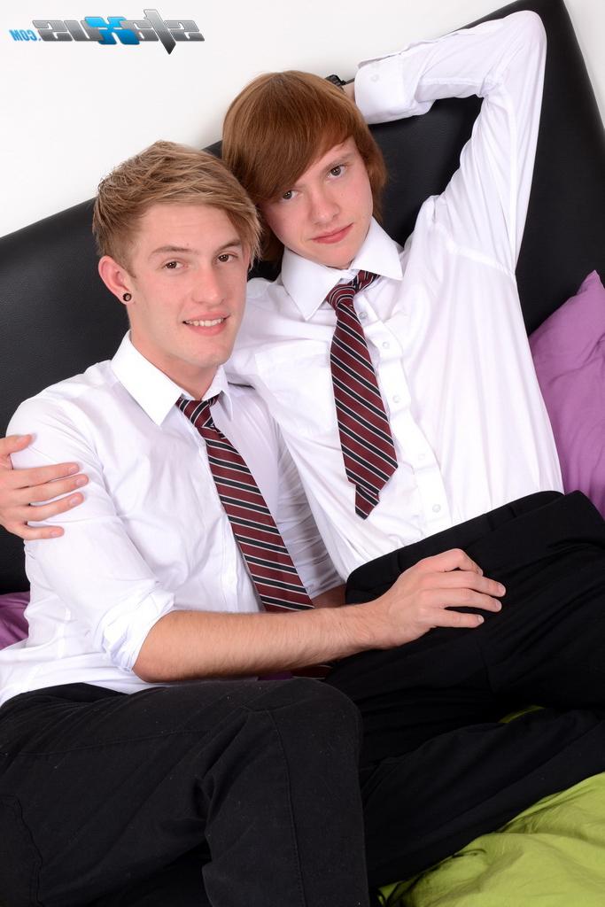 20P Les écoliers gays Jaxon Radoc et Lewis Taylor ont du sexe anal hardcore