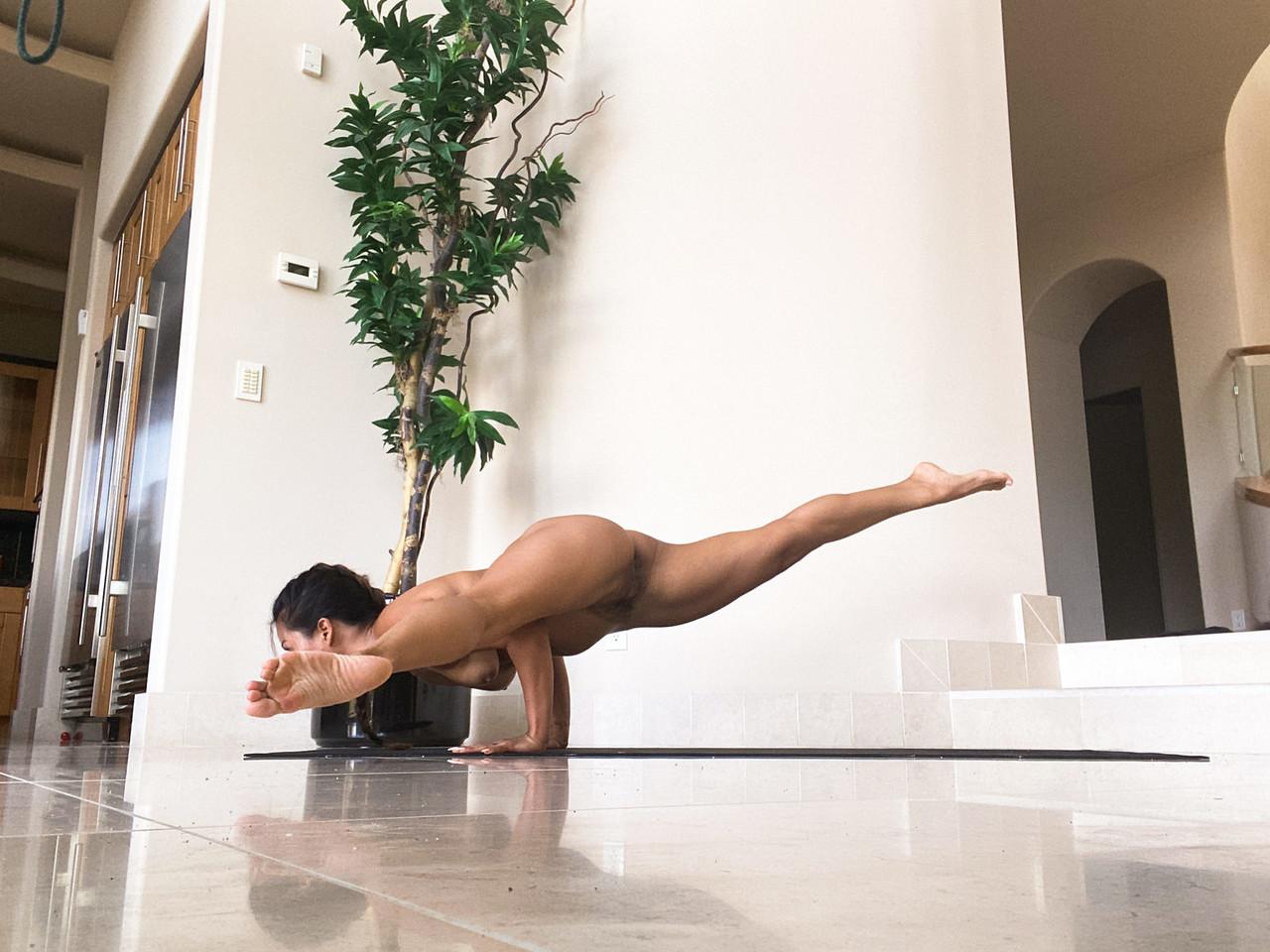 20P La amateur Lana Violet muestra su gran trasero mientras hace yoga desnuda