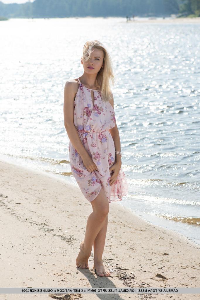 18P Modelo rubia en solitario se quita el vestido y las bragas en la playa