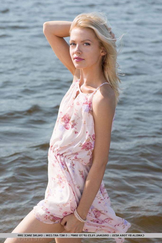 18P Modelo rubia en solitario se quita el vestido y las bragas en la playa
