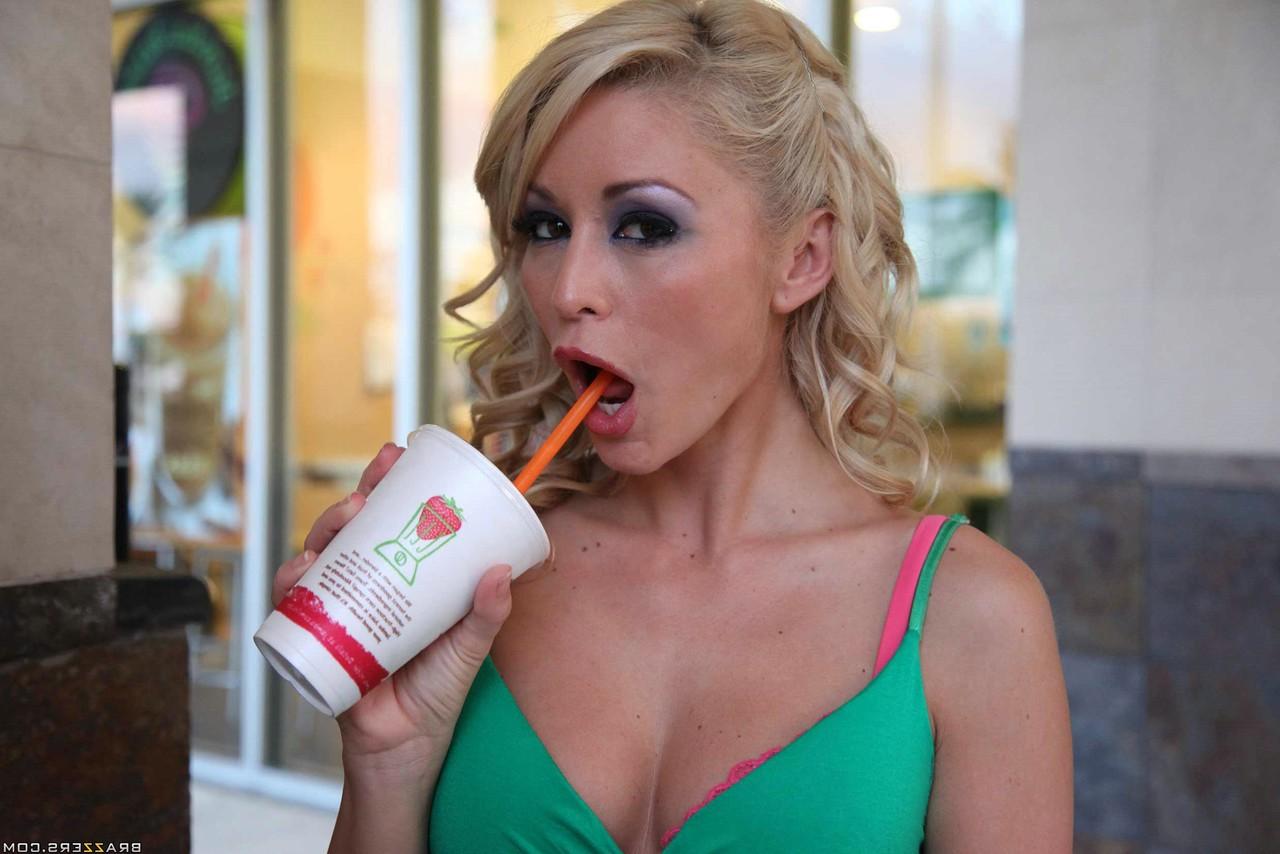 20P A pornstar loira Monique Alexander se livra do vestido curto e da lingerie