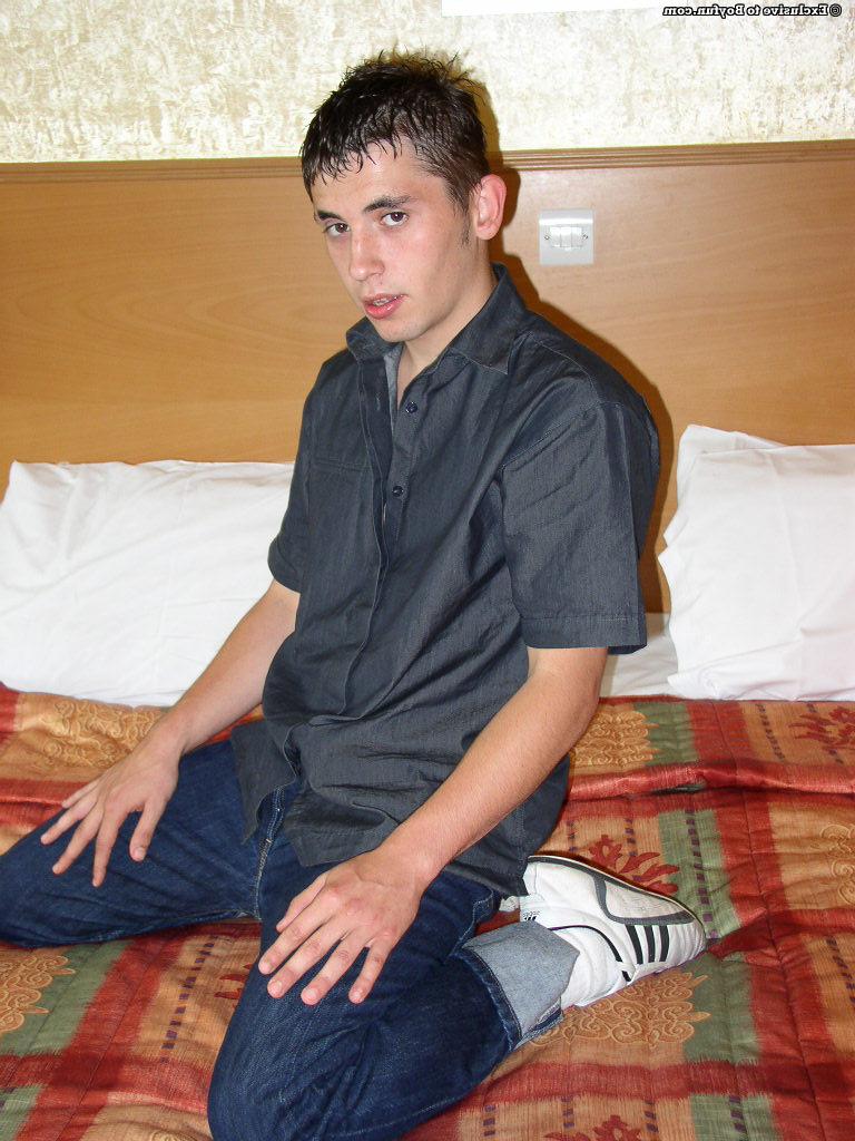 20P El chico moreno daniel muestra su polla peluda completamente desnudo en su cama
