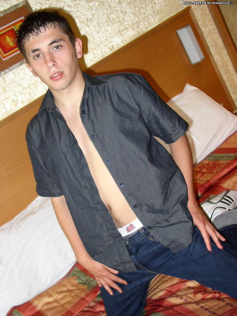 20P El chico moreno daniel muestra su polla peluda completamente desnudo en su cama